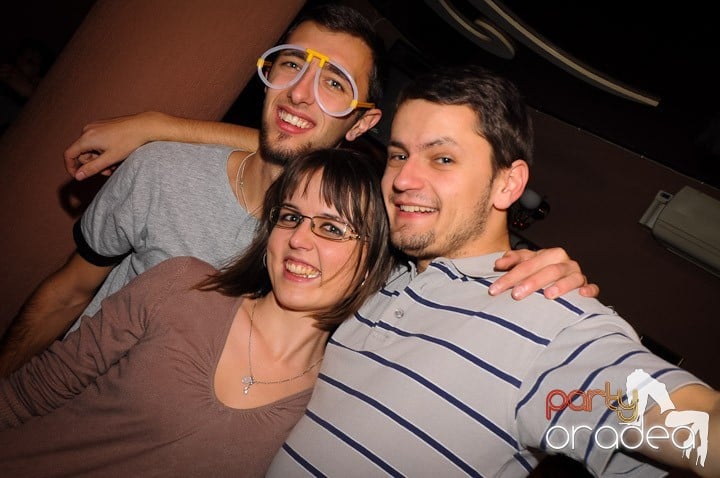 Glow Night Party sâmbătă,