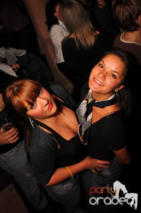 Glow Night Party sâmbătă,