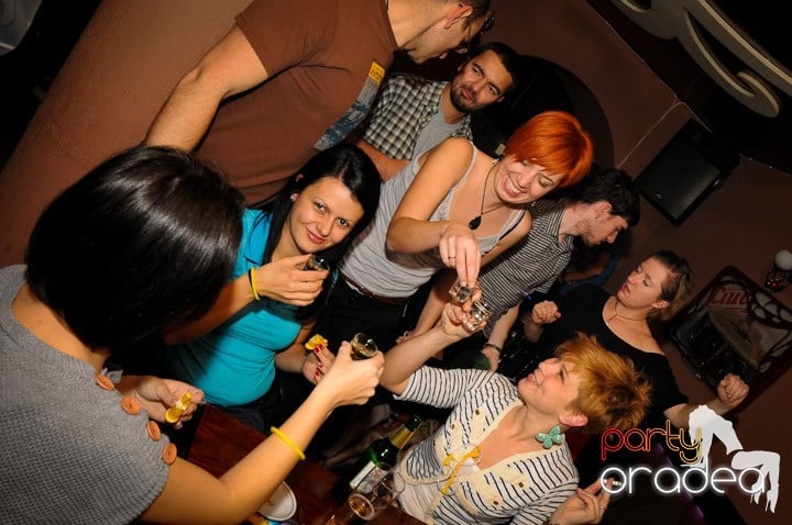 Glow Night Party sâmbătă,