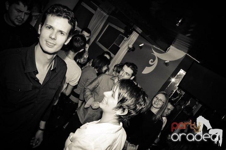 Glow Night Party sâmbătă,
