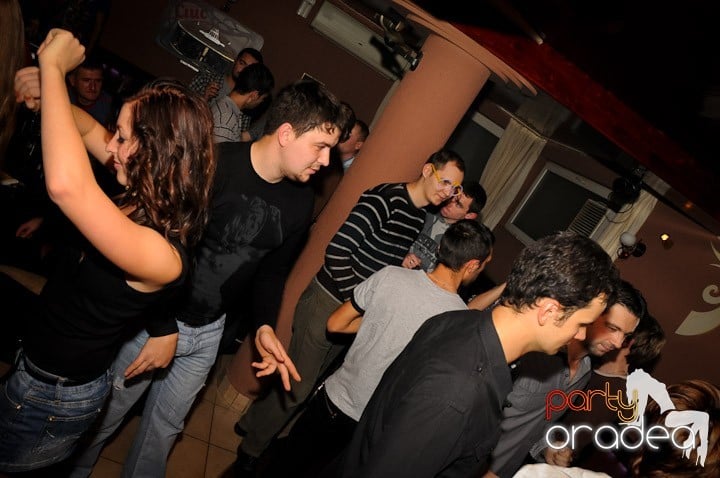 Glow Night Party sâmbătă,