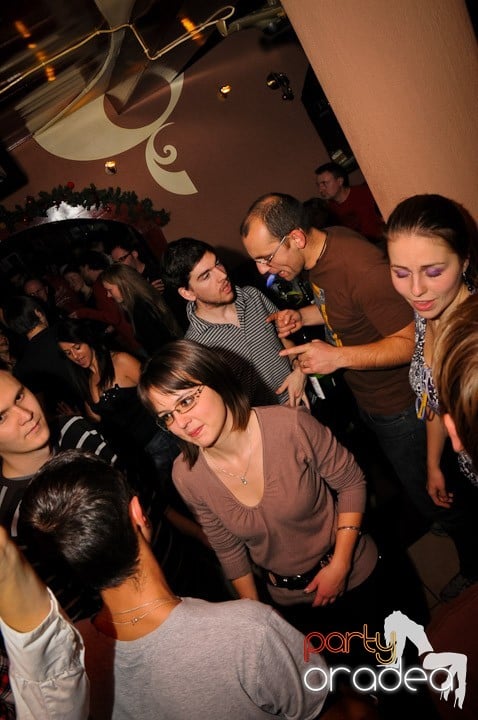 Glow Night Party sâmbătă,