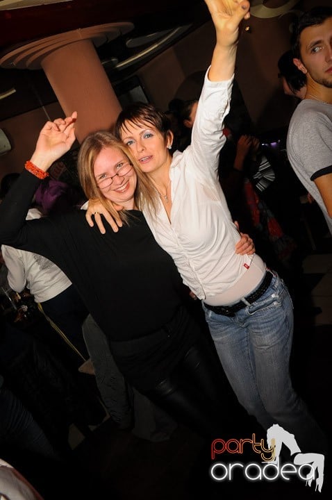 Glow Night Party sâmbătă,