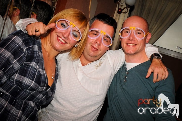 Glow Night Party sâmbătă,