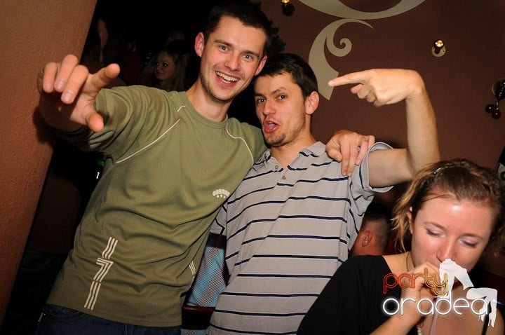 Glow Night Party sâmbătă,