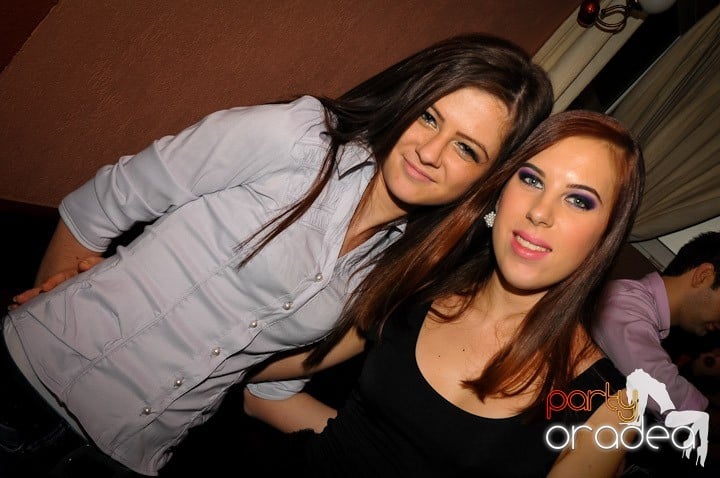 Glow Night Party sâmbătă,