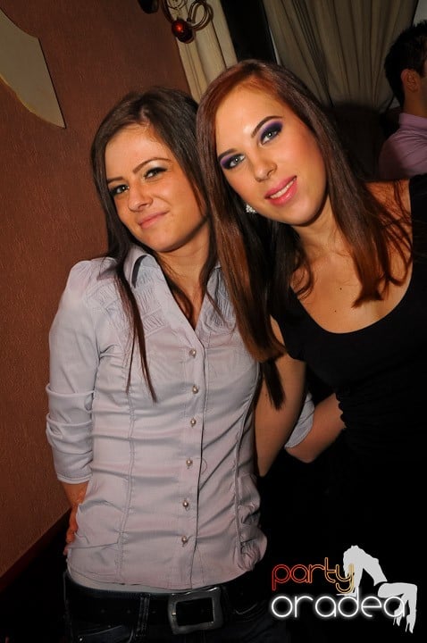 Glow Night Party sâmbătă,