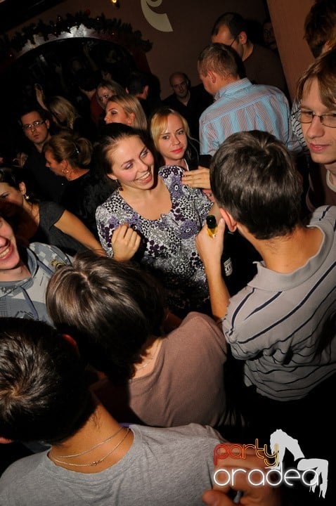 Glow Night Party sâmbătă,