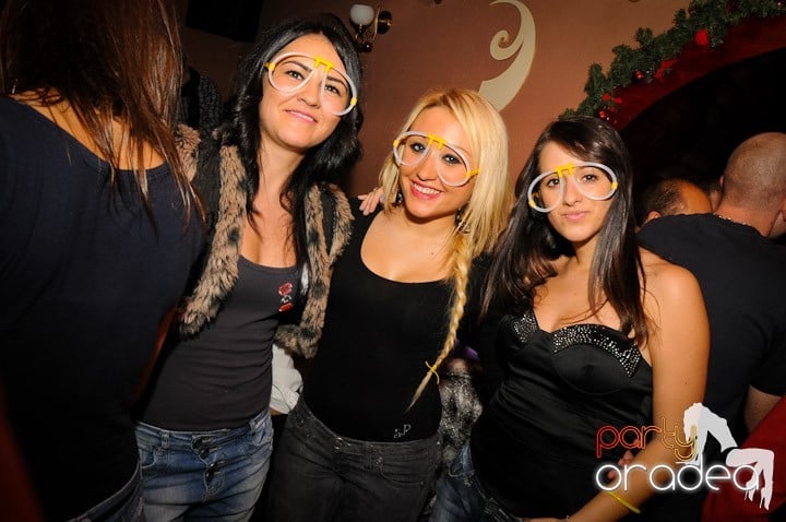 Glow Night Party sâmbătă,
