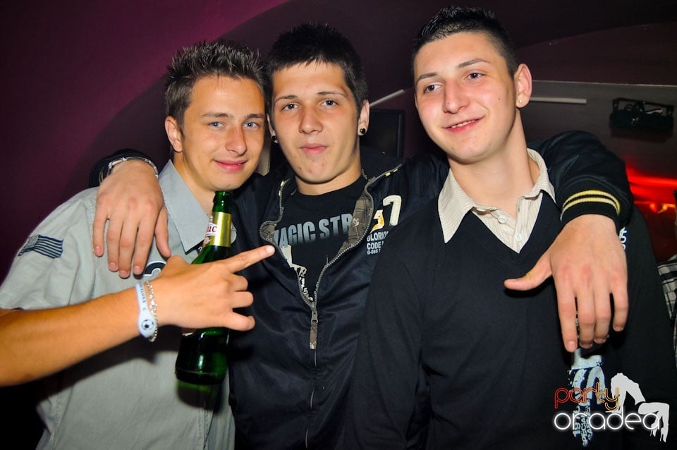 Happy Minute Party în Club Atti's,