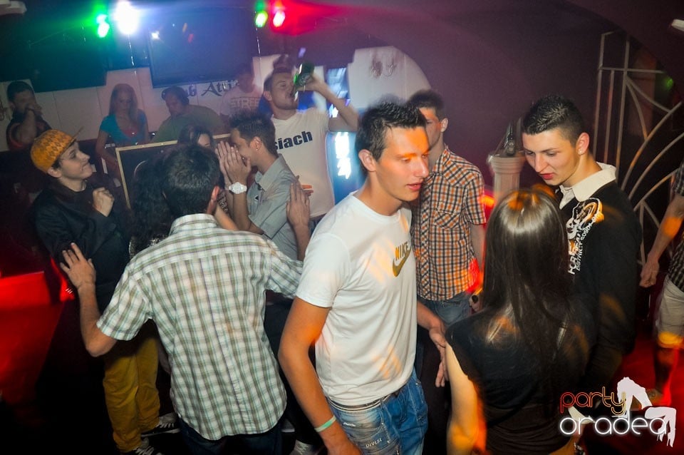 Happy Minute Party în Club Atti's,