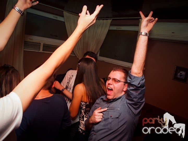 Hiturile anilor 2000 în Chanson Cafe,