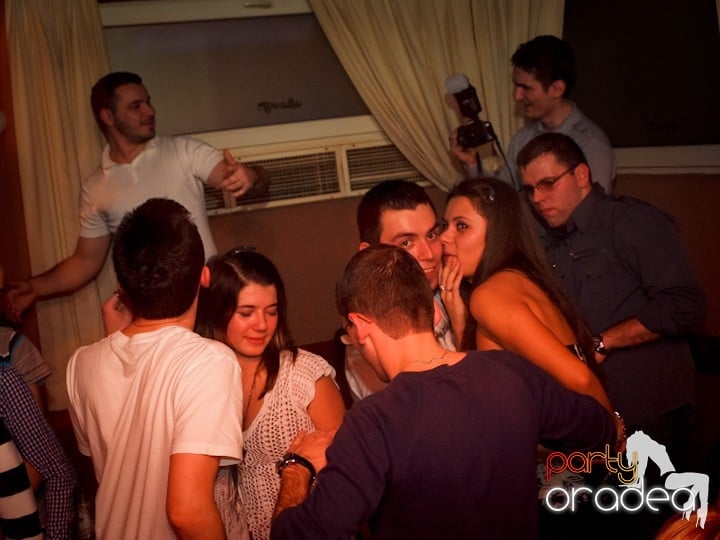 Hiturile anilor 2000 în Chanson Cafe,