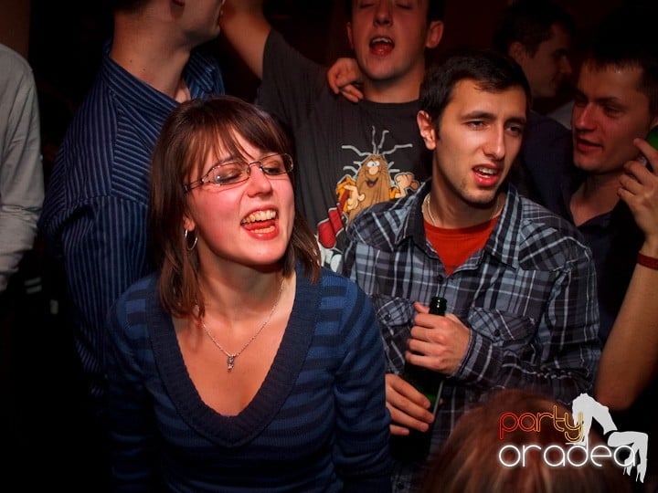 Hiturile anilor 2000 în Chanson Cafe,
