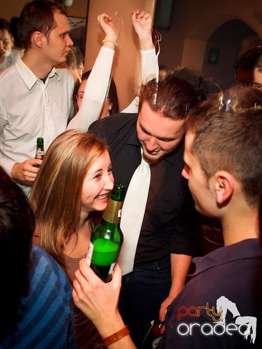 Hiturile anilor 2000 în Chanson Cafe,
