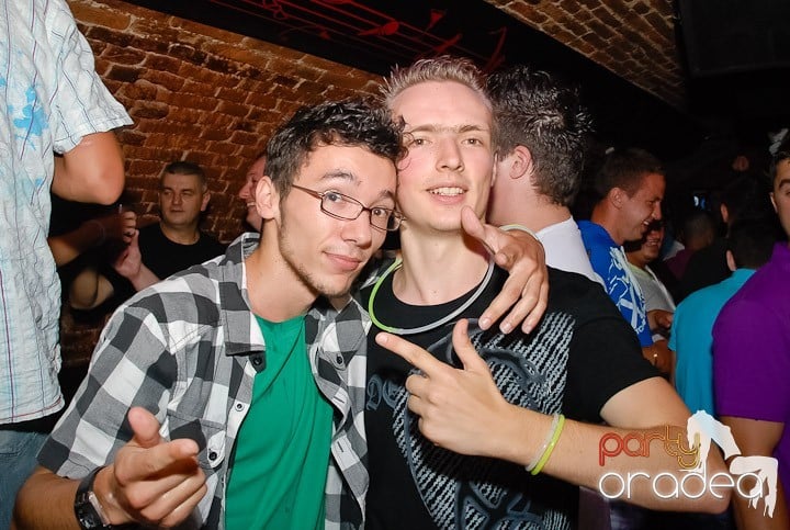 House Party în Club Escape, 