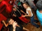 Începe distracţia în Club Downtown