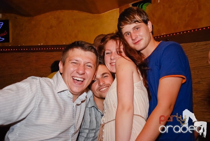 It's party time în Downtown, 