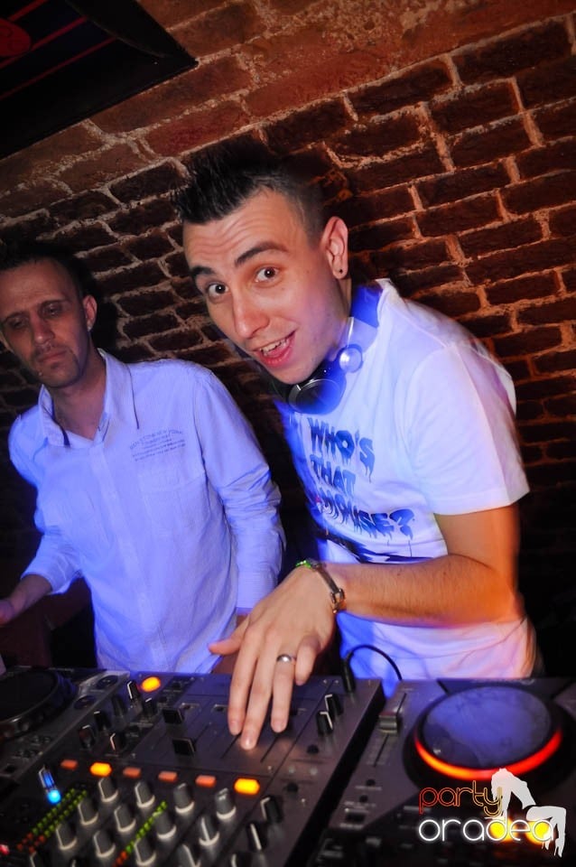 Joi seara e Holsten Party în Escape, 