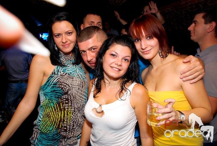 Joi seara în Club Escape, 