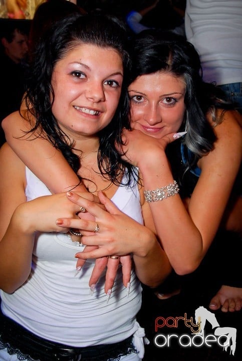 Joi seara în Club Escape, 