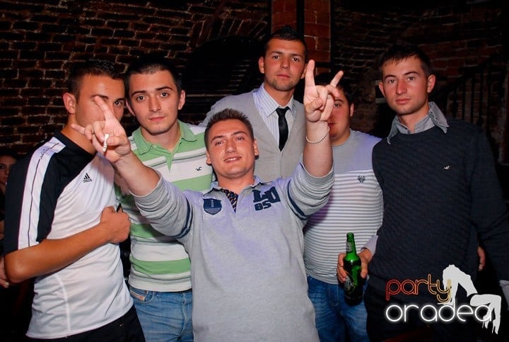 Joi seara în Club Escape, 
