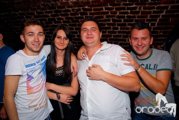 Joi seara în Club Escape, 