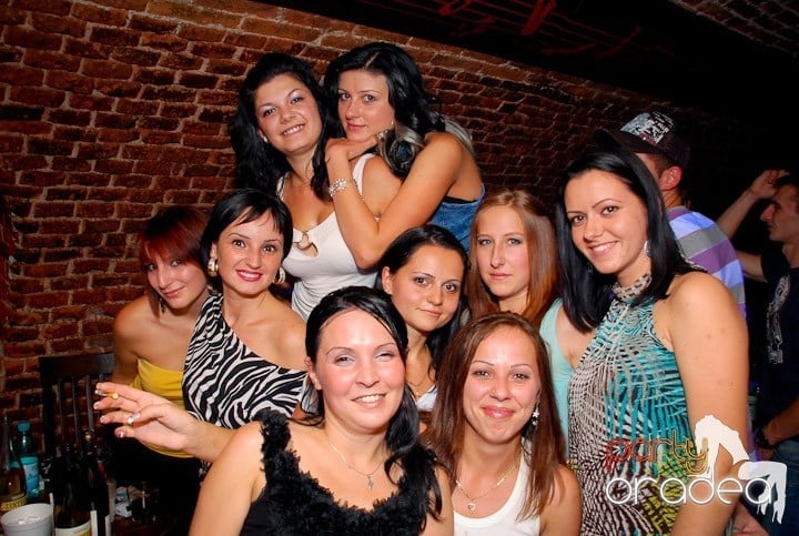 Joi seara în Club Escape, 