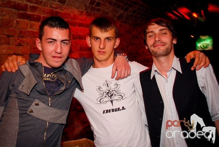 Joi seara în Club Escape, 
