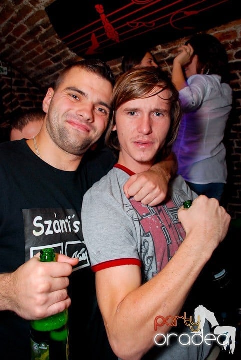 Joi seara în Club Escape, 