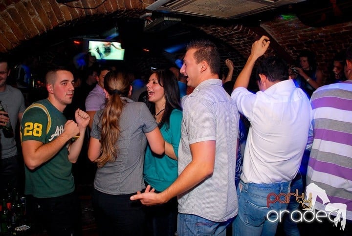 Joi seara în Club Escape, 