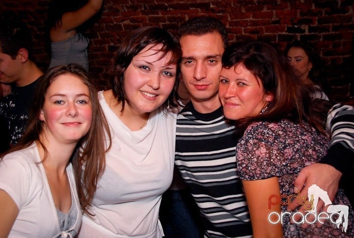 Joi seara în Club Escape, 