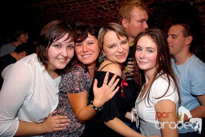 Joi seara în Club Escape, 