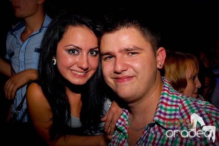 Joi seara = Party în Escape, 