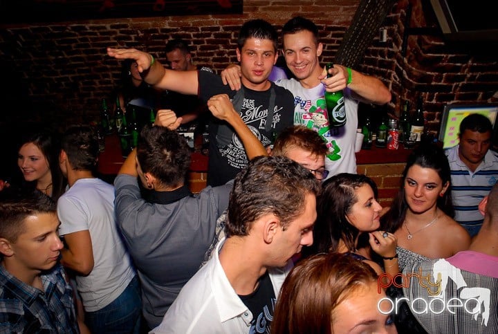 Joi seara = Party în Escape,
