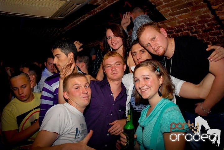 Joi seara = Party în Escape,