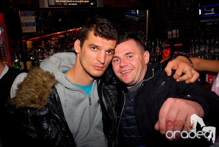Joi seara = Party în Escape,