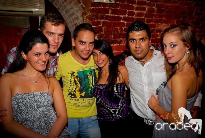 Joi seara = Party în Escape,