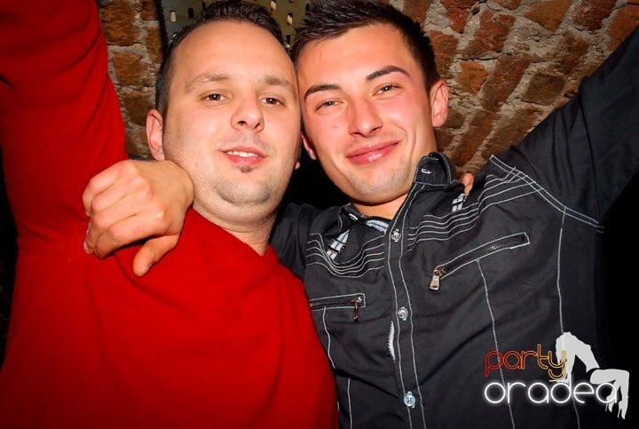 Joi seara = Party în Escape,