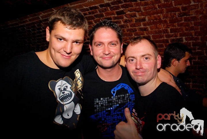 Joi seara = Party în Escape,