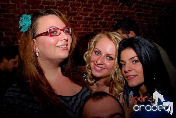 Joi seara = Party în Escape,