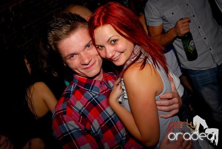 Joi seara = Party în Escape,