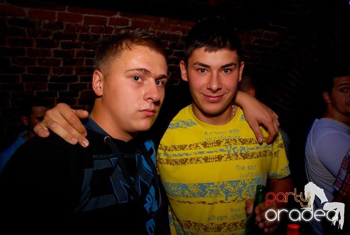 Joi seara = Party în Escape,