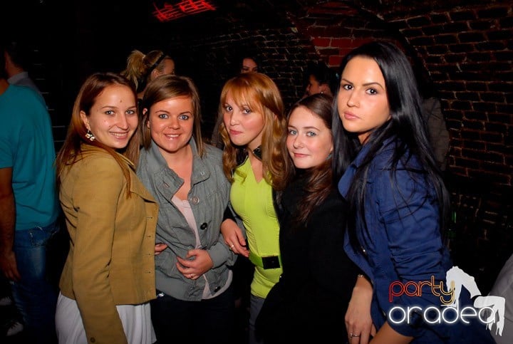 Joi seara = Party în Escape,