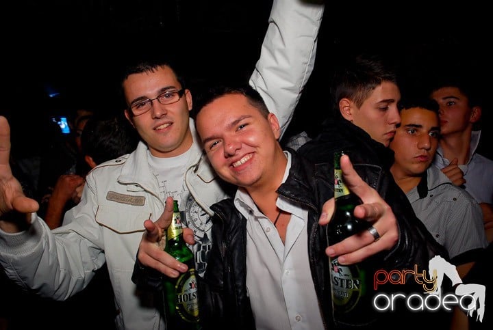 Joi seara = Party în Escape,