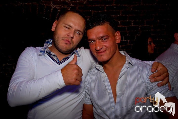 Joi seara = Party în Escape, 