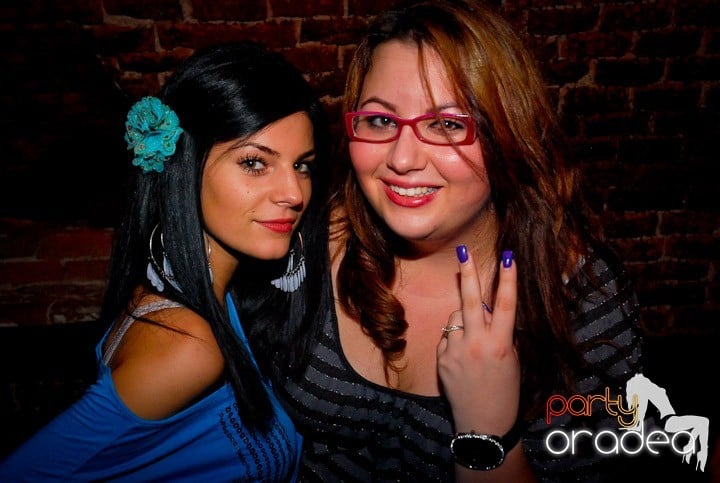 Joi seara = Party în Escape,