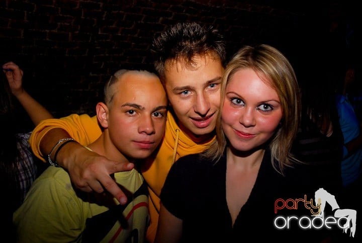 Joi seara = Party în Escape,