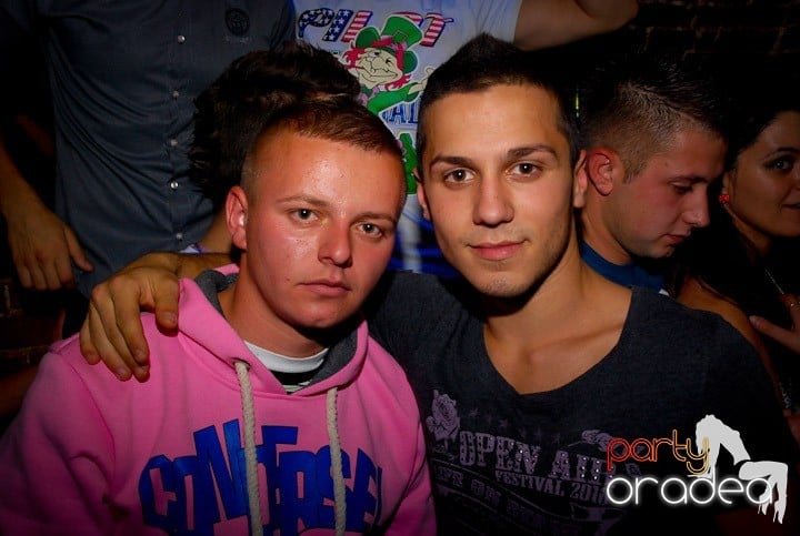 Joi seara = Party în Escape,