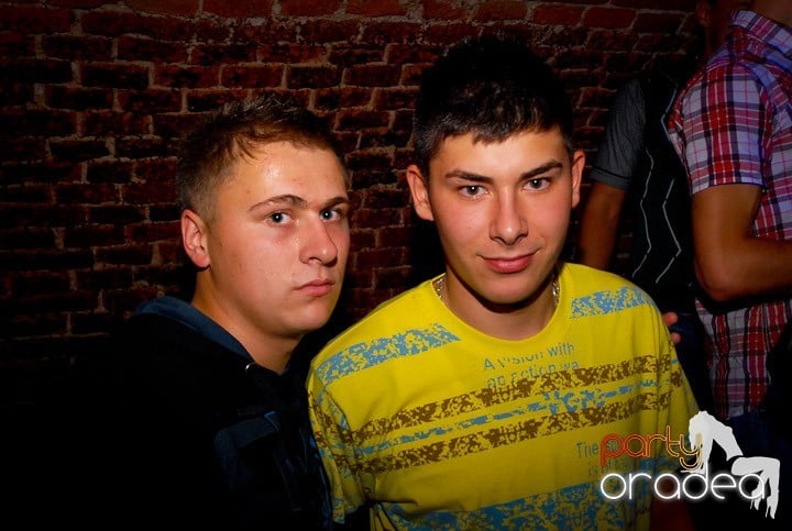Joi seara = Party în Escape,
